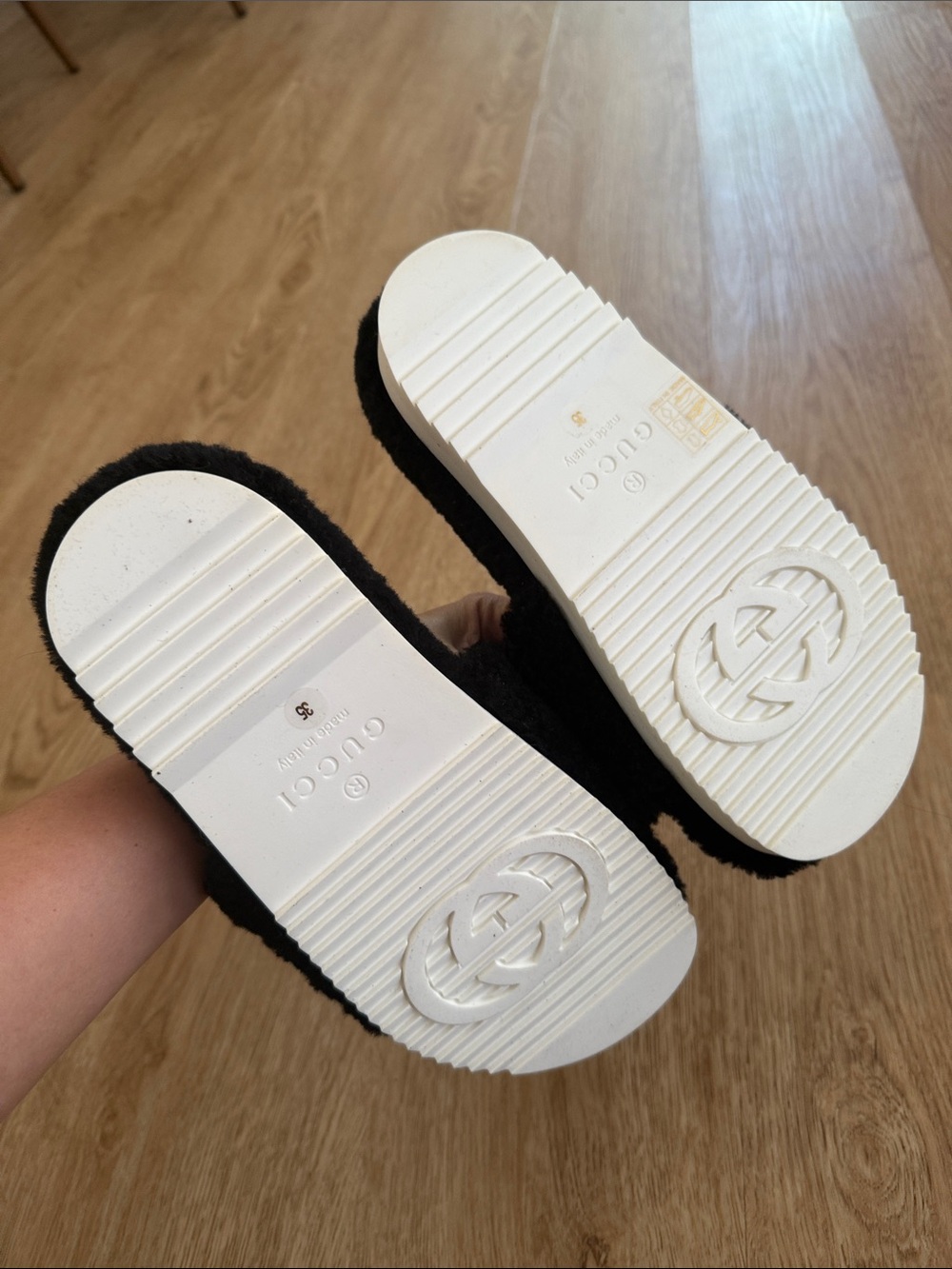 Gucci Black and Cream Shearling Logo Slide Sandals - Picture 5 of 6
